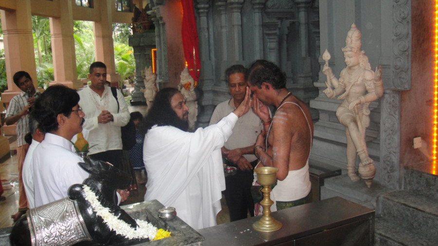 5 Guru Mahan Blessed Temple Priest